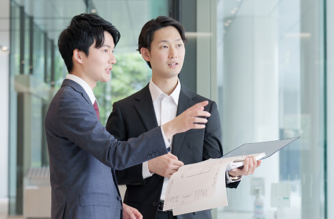 コンサルティングしながら実施するイメージ写真です